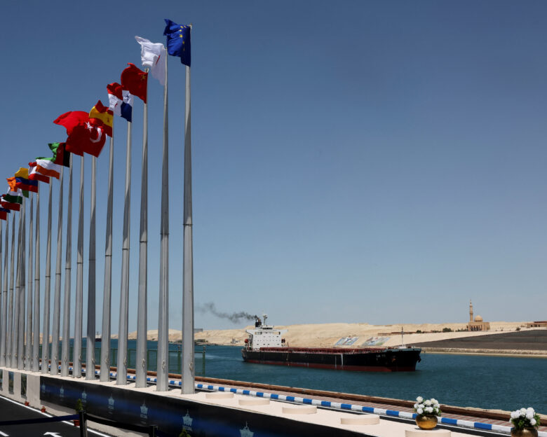Μειώνονται τα τέλη για τα πλοία που περνούν τη Διώρυγα Σουέζ εν μέσω της συμφωνίας Τραμπ – Χούθι