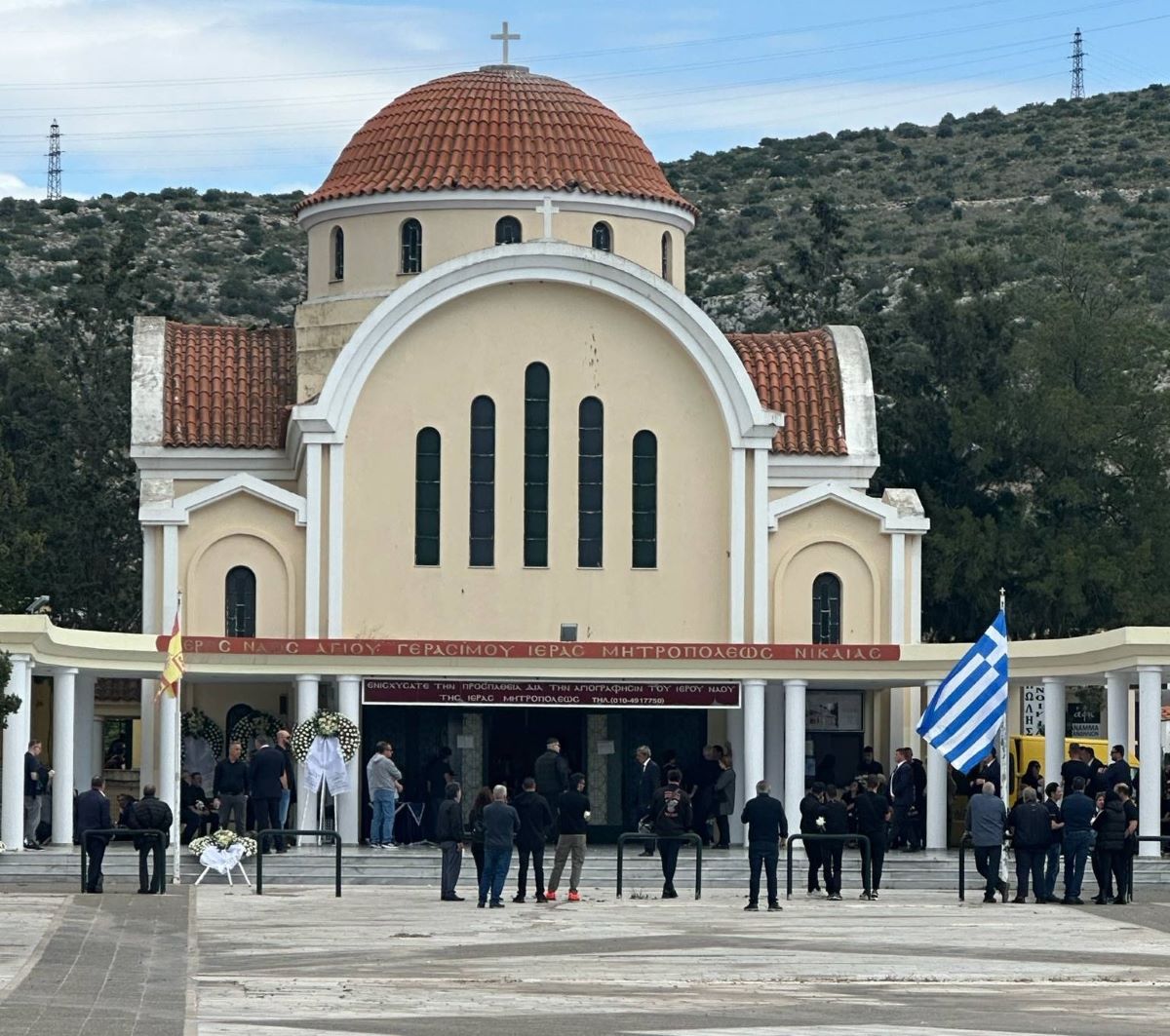 Συγγενείς και φίλοι «αποχαιρέτησαν» τον 43χρονο Σπύρο 