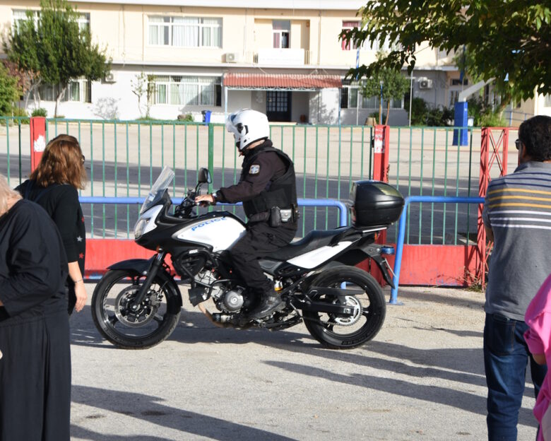 Ρόδος: Ανήλικη απείλησε με σουγιά συμμαθητές της έξω από το σχολείο τους – Είναι γνωστή για την παραβατική συμπεριφορά της