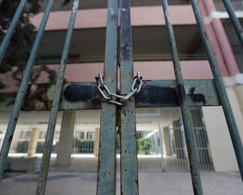 Θεσσαλονίκη: Πέντε τραυματίες σε άγρια συμπλοκή εξωσχολικών με μαθητές σε σχολείο – Μπήκαν σε τάξη με ρόπαλα