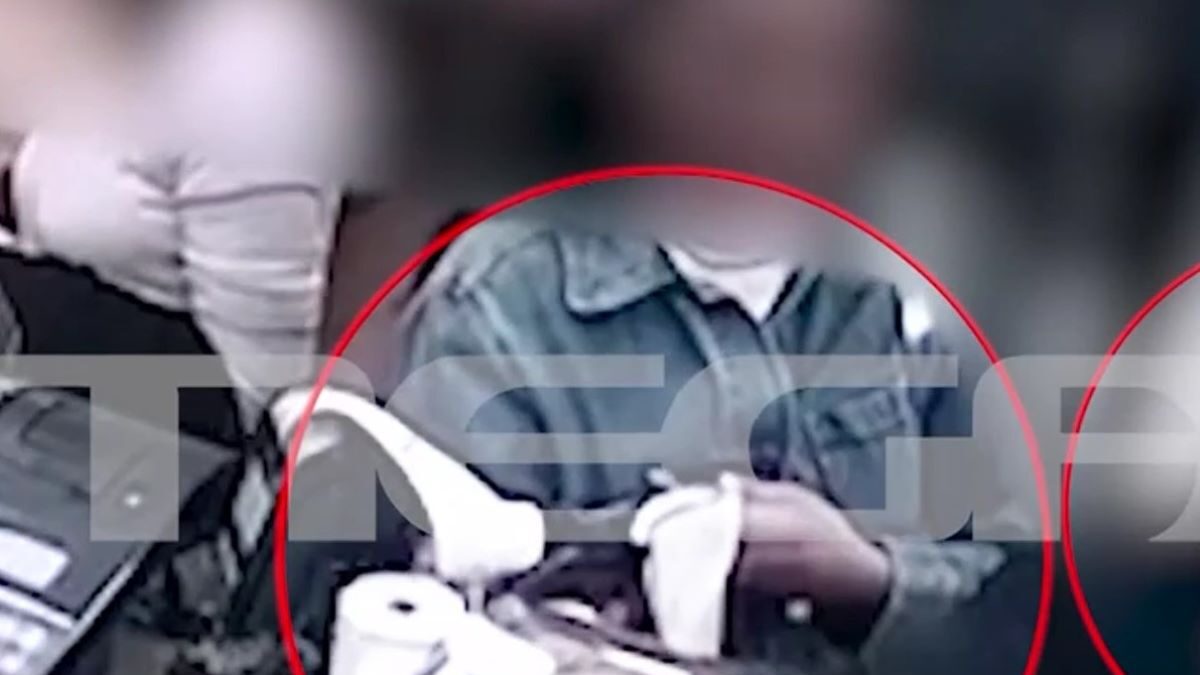 Η στιγμή που οι δράστριες κλέβουν την ηλικιωμένη