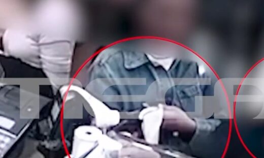 Η στιγμή που οι δράστριες κλέβουν την ηλικιωμένη
