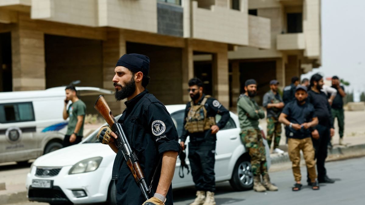 Συριακές δυνάμεις ασφαλείας ελέγχουν οχήματα στην είσοδο της δρούζικης πόλης Sahnaya