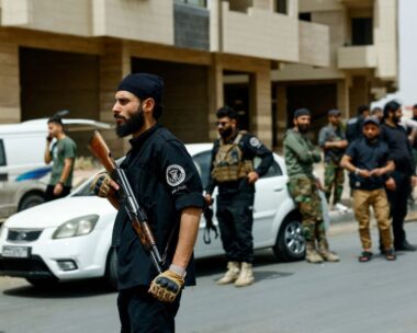 Συριακές δυνάμεις ασφαλείας ελέγχουν οχήματα στην είσοδο της δρούζικης πόλης Sahnaya