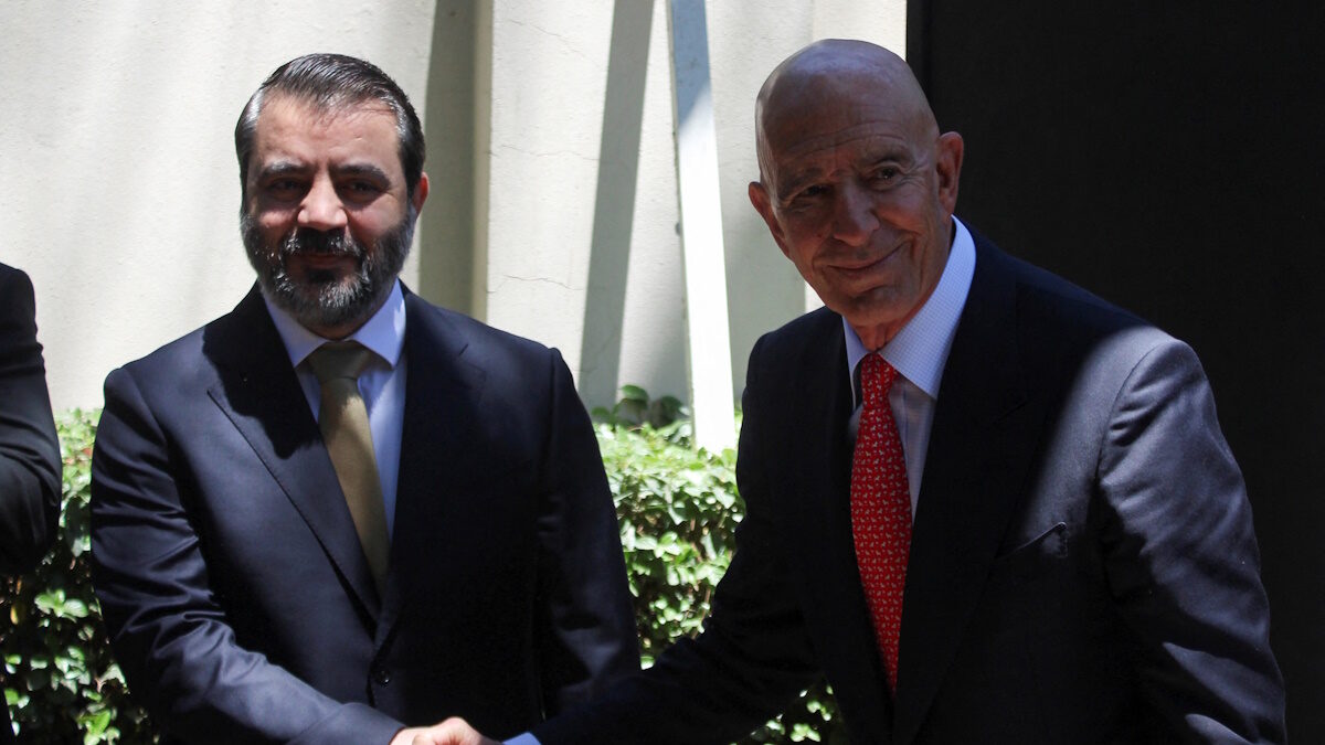 Ο υπουργός Εξωτερικών της Συρίας Asaad Hassan al-Shibani ανταλλάσσει χειραψία με τον απεσταλμένο των ΗΠΑ για τη Συρία Thomas Barrack στην κατοικία του πρέσβη των ΗΠΑ στη Δαμασκό