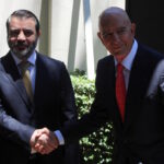 Ο υπουργός Εξωτερικών της Συρίας Asaad Hassan al-Shibani ανταλλάσσει χειραψία με τον απεσταλμένο των ΗΠΑ για τη Συρία Thomas Barrack στην κατοικία του πρέσβη των ΗΠΑ στη Δαμασκό