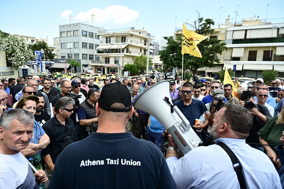 Απεργία ταξί: Επεισόδια έξω από το υπουργείο Μεταφορών – Κυνηγητό και χρήση χημικών Απεργιακή συγκέντρωση και πορεία στο υπουργείο Μεταφορών από τους οδηγούς ταξί της Αττικής