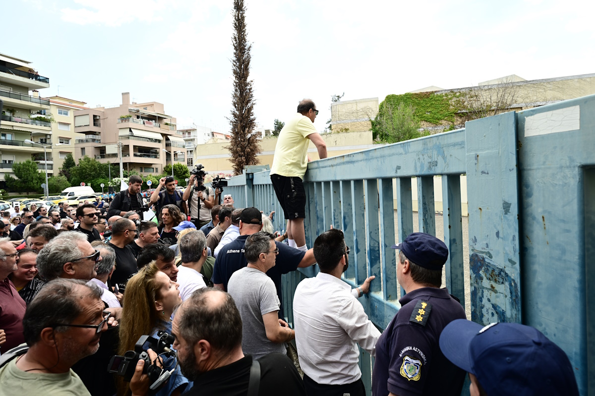 Απεργία ταξί: Επεισόδια έξω από το υπουργείο Μεταφορών – Κυνηγητό και χρήση χημικών Απεργιακή συγκέντρωση και πορεία στο υπουργείο Μεταφορών από τους οδηγούς ταξί της Αττικής