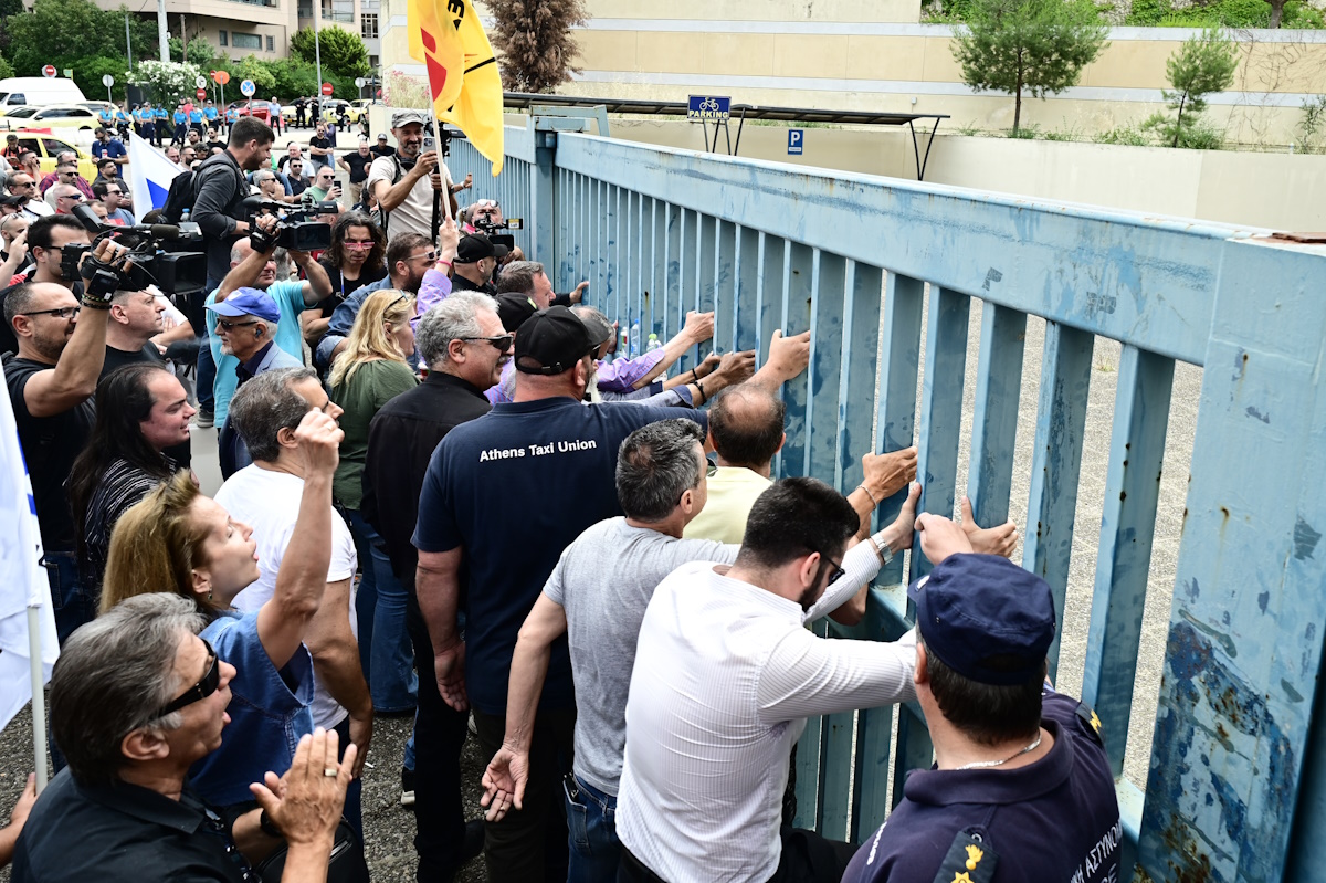 Απεργία ταξί: Επεισόδια έξω από το υπουργείο Μεταφορών – Κυνηγητό και χρήση χημικών Απεργιακή συγκέντρωση και πορεία στο υπουργείο Μεταφορών από τους οδηγούς ταξί της Αττικής
