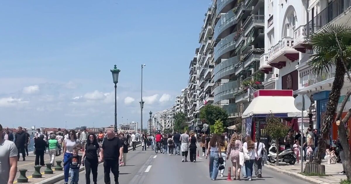 Θεσσαλονίκη: Πεζοδρομήθηκε η λεωφόρος Νίκης – Κάτοικοι κατέκλυσαν την παραλία απολαμβάνοντας τη βόλτα τους