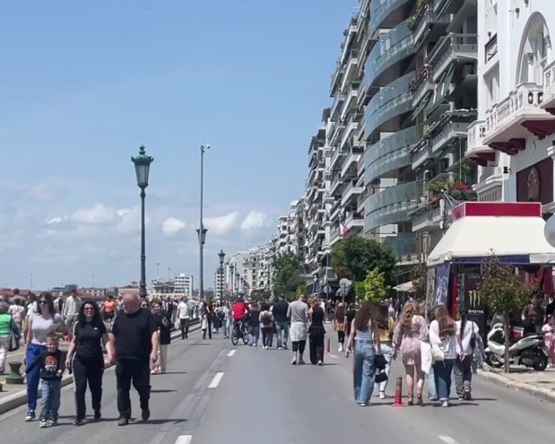 Θεσσαλονίκη: Πεζοδρομήθηκε η λεωφόρος Νίκης – Κάτοικοι κατέκλυσαν την παραλία απολαμβάνοντας τη βόλτα τους