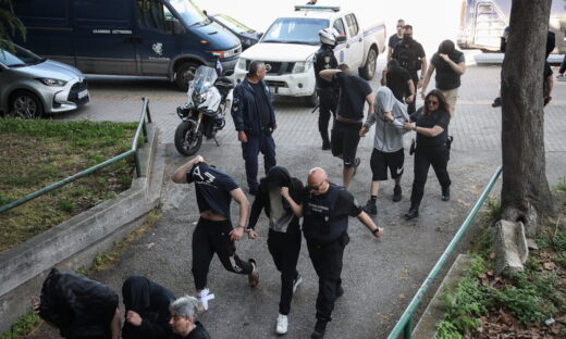Μέλη της οργάνωσης οδηγούνται στον εισαγγελέα