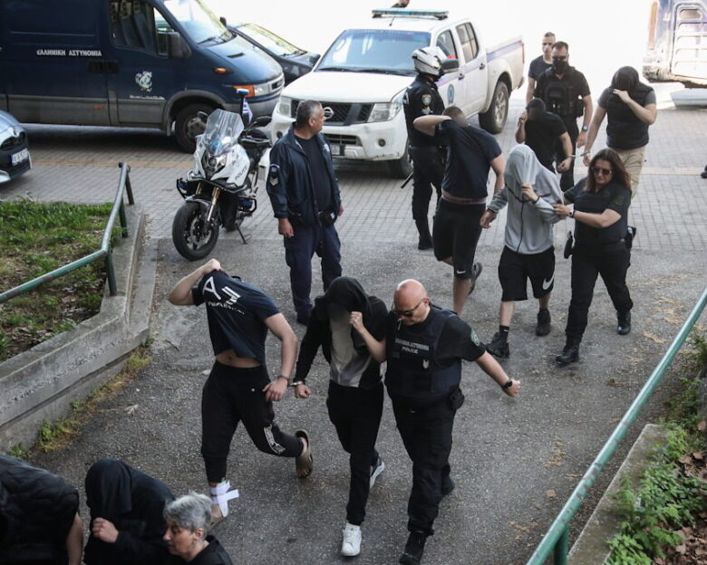 Θεσσαλονίκη: Ελεύθερα με περιοριστικούς τα 13 ανήλικα μέλη της ακροδεξιάς οργάνωσης