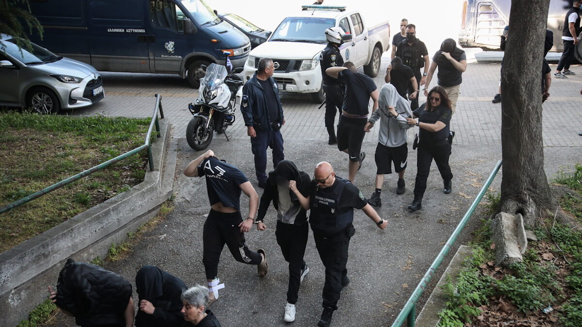 Μέλη της οργάνωσης οδηγούνται στον εισαγγελέα