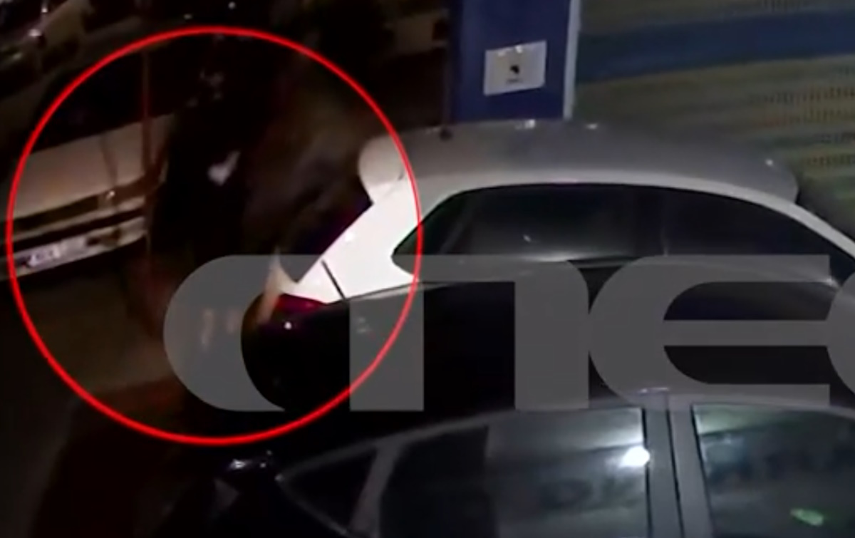Θεσσαλονίκη: Βίντεο – ντοκουμέντο από τη στιγμή που η 38χρονη τοποθετεί τη βόμβα έξω από την τράπεζα