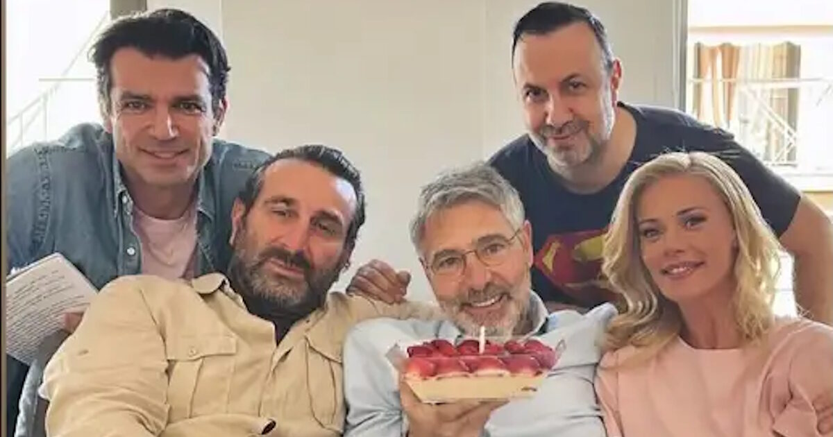 Ο Θοδωρής Αθερίδης γιόρτασε τα γενέθλιά του με τη Ζέτα Μακρυπούλια – Η τούρτα έκπληξη των συνεργατών του
