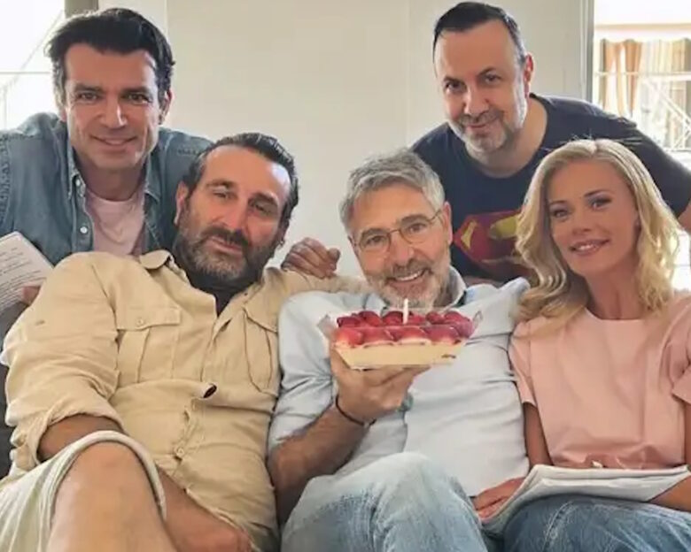 Ο Θοδωρής Αθερίδης γιόρτασε τα γενέθλιά του με τη Ζέτα Μακρυπούλια – Η τούρτα έκπληξη των συνεργατών του