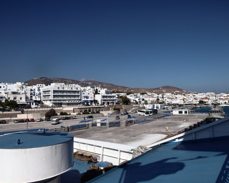 Το πλοίο «Αικατερίνη Π» χτύπησε στην προβλήματα του λιμανιού στην Τήνο – Σώοι οι επιβάτες