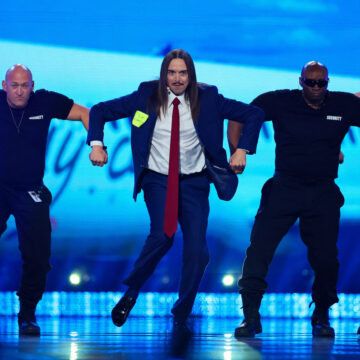 Ο Τόμι Κας στη σκηνή της Eurovision