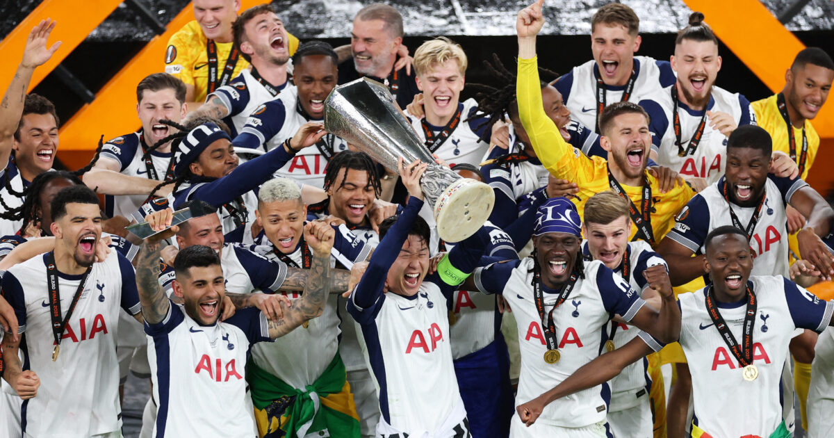 Tottenham: The awarding of the trophy and the furious festivities of Postekoglou and his players