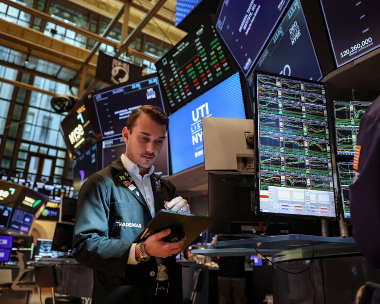Οι μετοχές στη Wall Street κλείνουν με αρνητικά πρόσημα μετά τις αλλεπάλληλες απειλές Τραμπ για δασμούς σε Apple, Samsung και ΕΕ