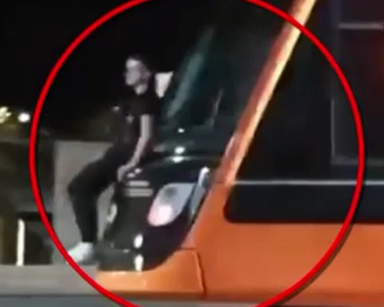 Nεαρός σκαρφάλωσε στο πίσω μέρος Τραμ: Bίντεο ντοκουμέντο – «Εκμεταλλεύονται ότι δεν φαίνονται από τις κάμερες»