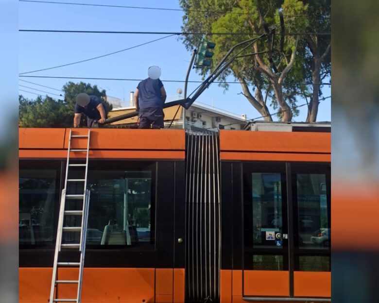 Γλυφάδα: Κεραία έπεσε πάνω σε συρμό του Τραμ – Καθυστερήσεις στα δρομολόγια