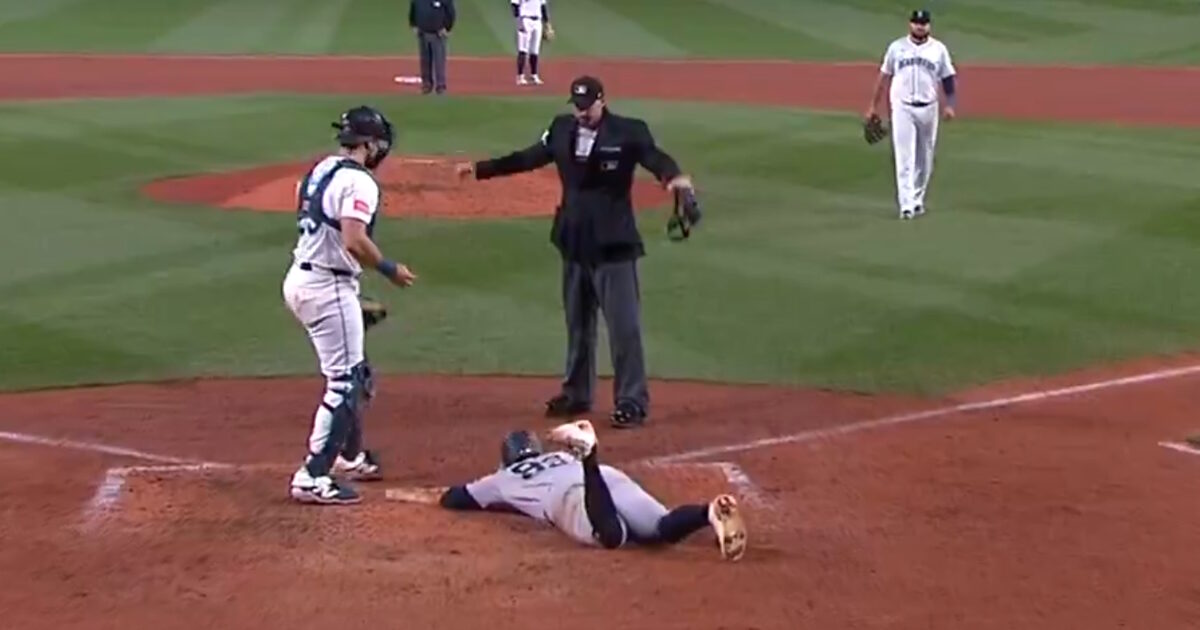 Shocking injury to a baseball match – the ankle player folded
