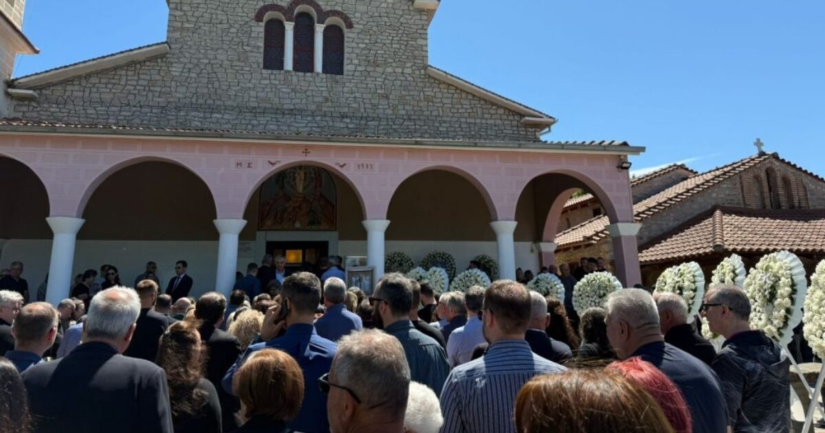 Τρίκαλα: Οδύνη στην κηδεία του 30χρονου Στέφανου που πνίγηκε στη Λευκάδα – Τραγικές φιγούρες οι γονείς και η σύντροφός του