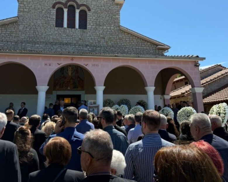 Τρίκαλα: Οδύνη στην κηδεία του 30χρονου Στέφανου που πνίγηκε στη Λευκάδα – Τραγικές φιγούρες οι γονείς και η σύντροφός του