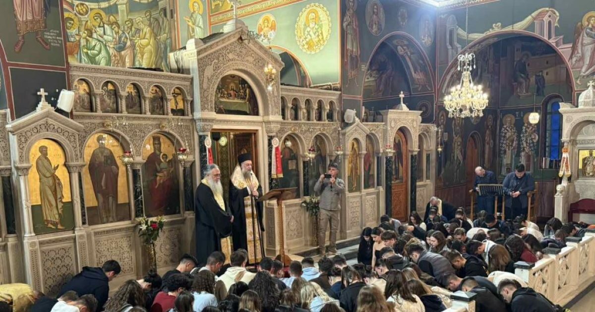 Trikala: Metropolitan distributed blessed pens to dozens of students in view of nationwide and school exams