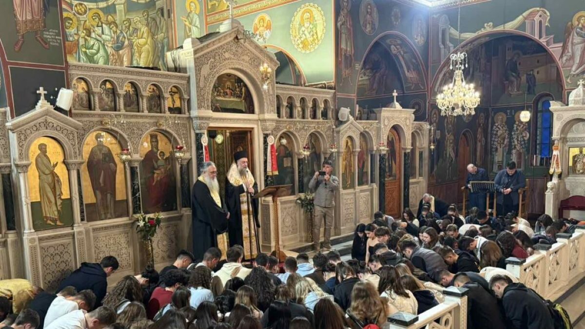 Μαθητές συμμετεχουν στην Ιερά Παράκληση υπέρ φωτίσεως ενόψει των Πανελλαδικών