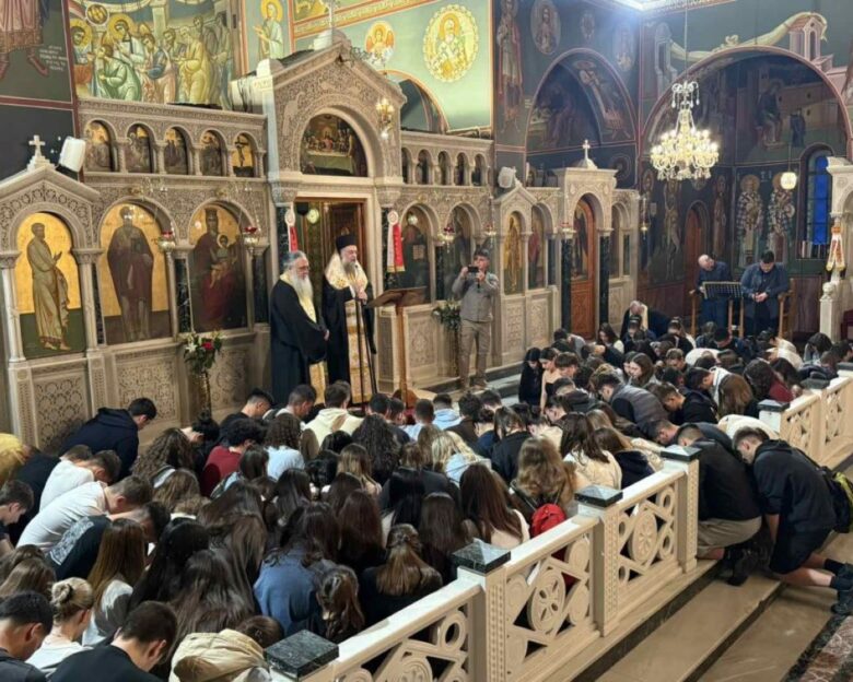 Τρίκαλα: Ο Μητροπολίτης μοίρασε ευλογημένα στυλό σε δεκάδες μαθητές ενόψει πανελληνίων και σχολικών εξετάσεων