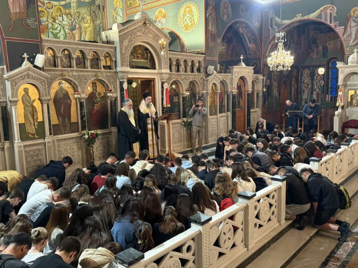 Μαθητές συμμετεχουν στην Ιερά Παράκληση υπέρ φωτίσεως ενόψει των Πανελλαδικών