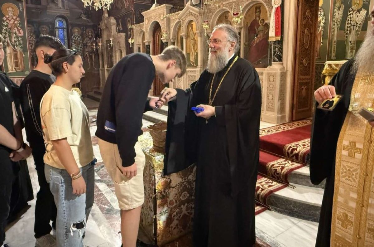 Metropolitan Trikkis Chrysostom, while sharing pens