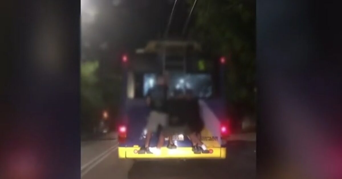 Πατήσια: 3 νεαροί κρεμάστηκαν στο πίσω μέρος τρόλεϊ για να πάνε «βόλτα» – Δείτε βίντεο