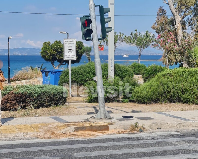 Τροχαίο ατύχημα στον Άλιμο: Η στιγμή που το αυτοκίνητο «καρφώνεται» στο φανάρι