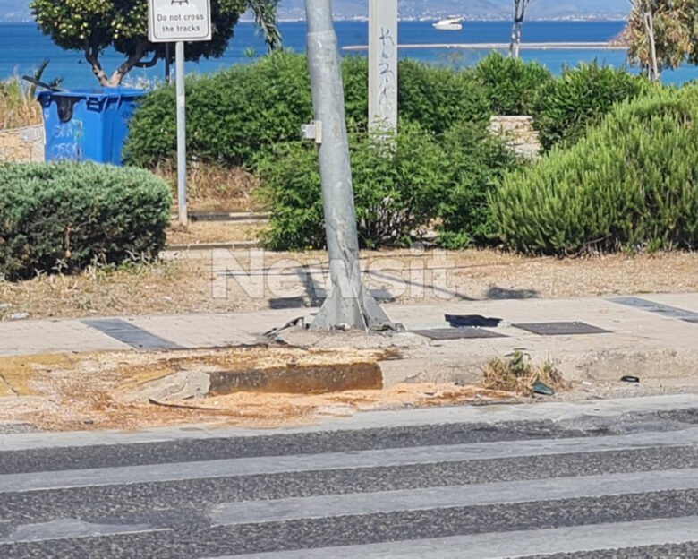 Τροχαίο ατύχημα στον Άλιμο: Η στιγμή που το αυτοκίνητο «καρφώνεται» στο φανάρι