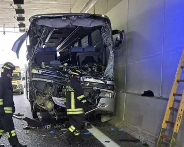 Ιταλία: Φορτηγό συγκρούστηκε με σχολικό λεωφορείο στο Κόμο – Νεκρή μία δασκάλα, τραυματίστηκαν 2 μαθητές