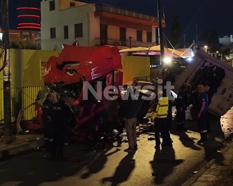 Φορτηγό έπεσε από γέφυρα της Πέτρου Ράλλη και κατέληξε στη Θηβών – Τραυματίστηκε ο οδηγός