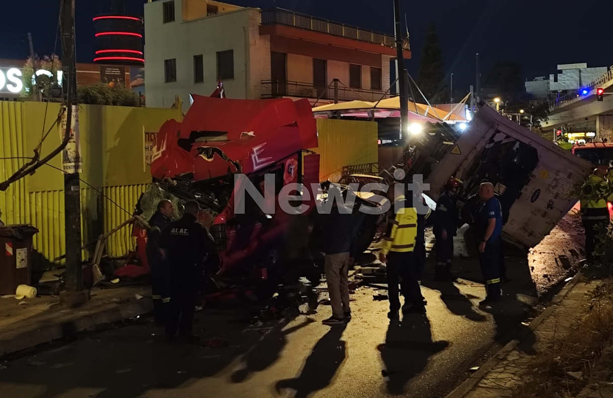 Φορτηγό έπεσε από γέφυρα