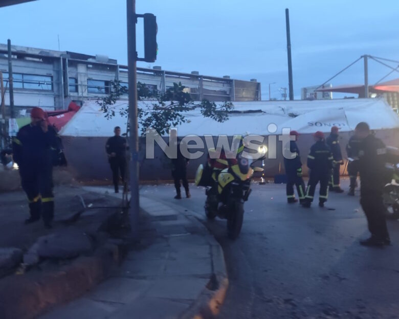 Φορτηγό έπεσε από γέφυρα της Πέτρου Ράλλη και κατέληξε στη Θηβών – Τραυματίστηκε ο οδηγός