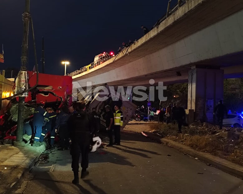 Φορτηγό έπεσε από γέφυρα της Πέτρου Ράλλη και κατέληξε στη Θηβών – Τραυματίστηκε ο οδηγός