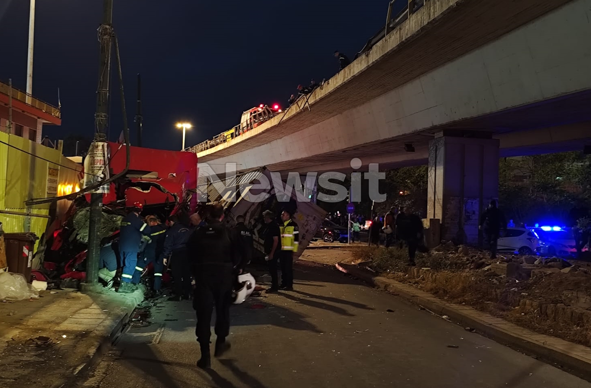 Φορτηγό έπεσε από γέφυρα