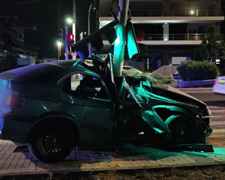 Σοβαρό τροχαίο στην Ποσειδώνος στο ύψος του Αλίμου: Αυτοκίνητο καρφώθηκε σε φανάρι – Τέσσερις τραυματίες