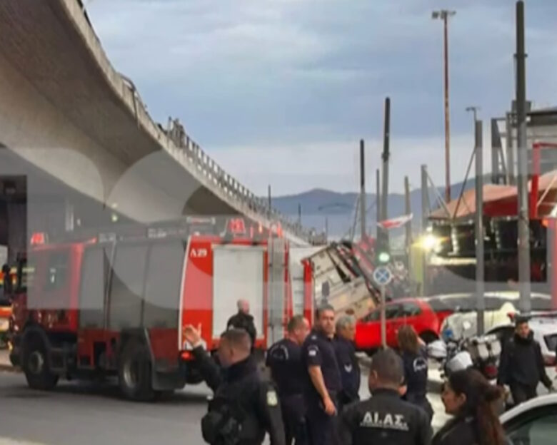 Φορτηγό έπεσε από γέφυρα της Πέτρου Ράλλη και κατέληξε στη Θηβών – Δύο τραυματίες