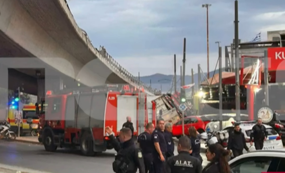 Μία νταλίκα έπεσε από γέφυρα