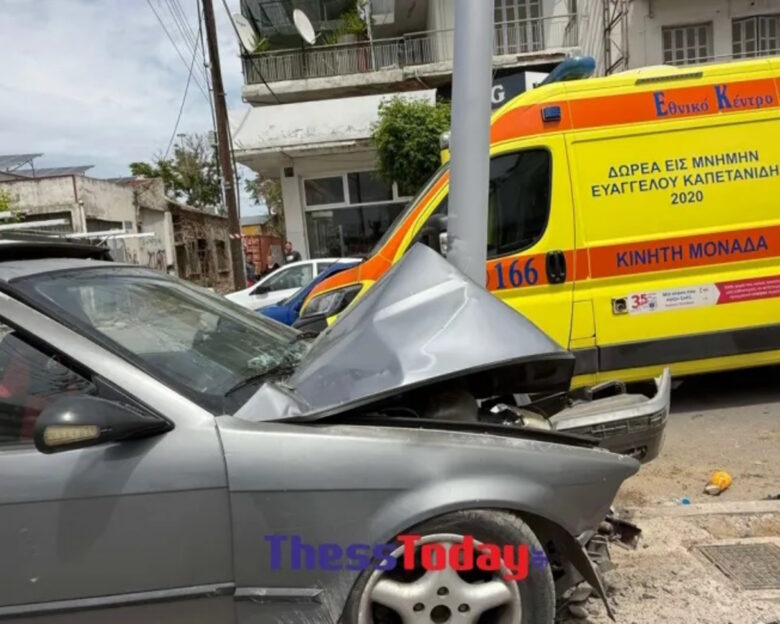 Τροχαίο ατύχημα στη Θεσσαλονίκη: Αυτοκίνητο έπεσε πάνω σε κολώνα – 5 τραυματίες