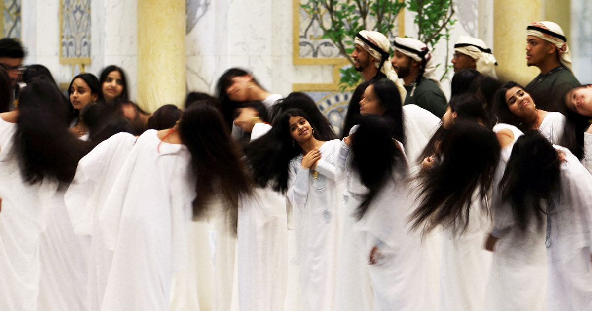 Donald Trump: viral the host video in the United Arab Emirates where women were shaking their hair back and forth