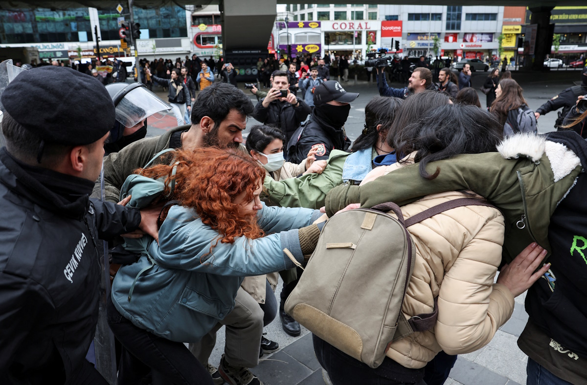 Police clash with protesters as people try to defy the ban and march to Taksim Square to celebrate May Day